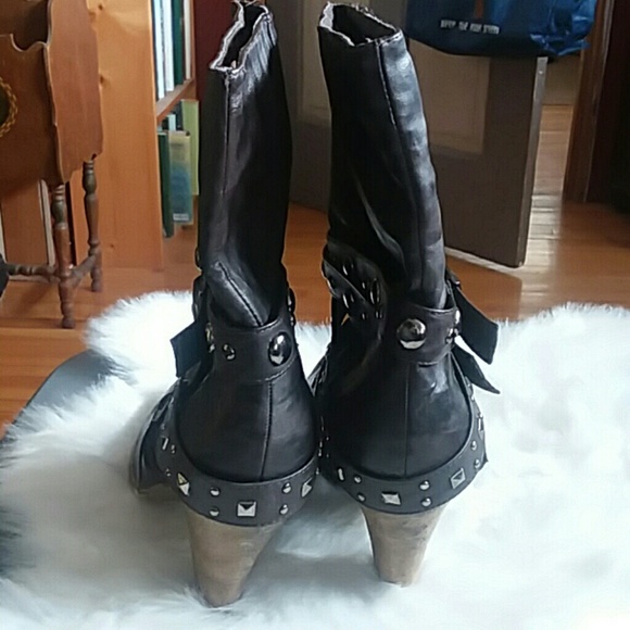 Boots - Picture 5 of 8